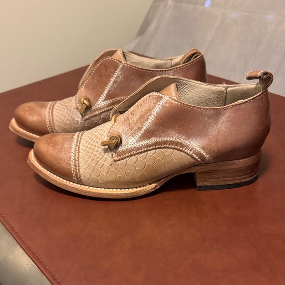 Freebird LIKE NEW Two-Tone Leather Loafers - Picture 3 of 15